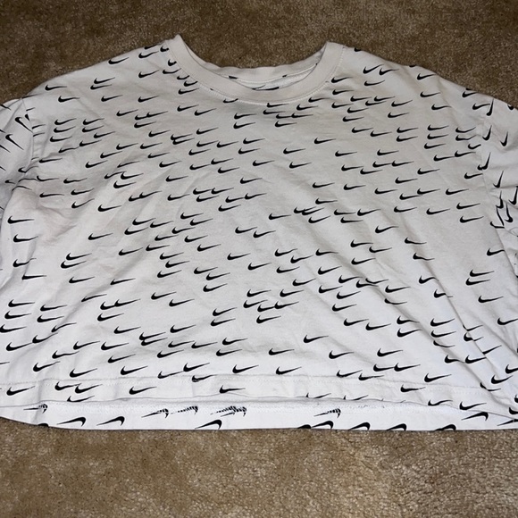 Nike Cropped Tshirt - Picture 1 of 4